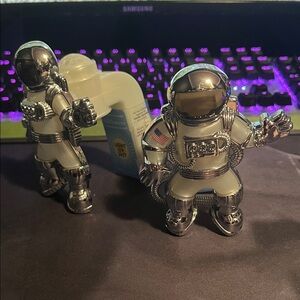ONE Wallflowers Light Up 24/7 Plug-In - Silver and White Astronaut